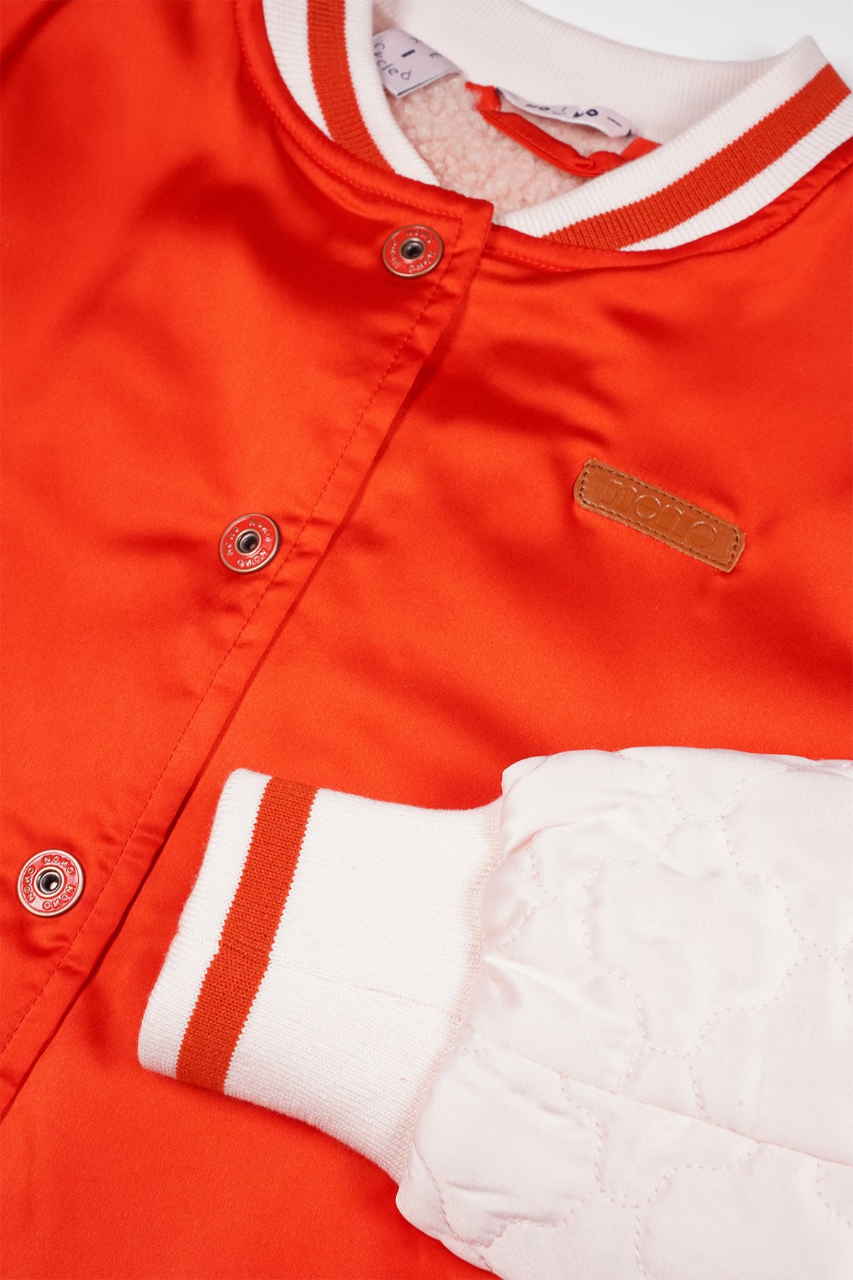 Satijnen Jas Rood & Geborduurde Mesh Rok Oud Roze