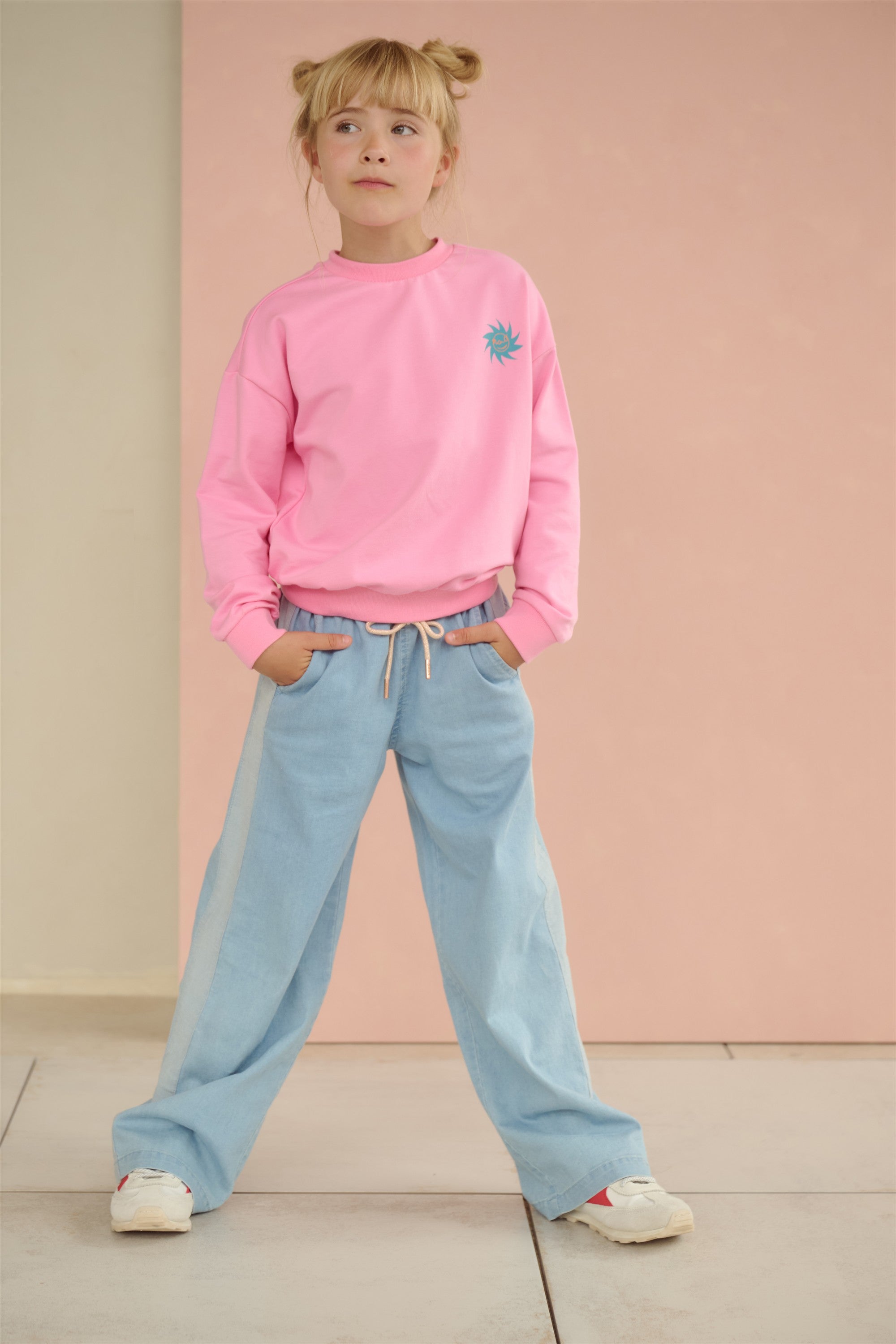 Konono Sweater met Orange rugprint Roze