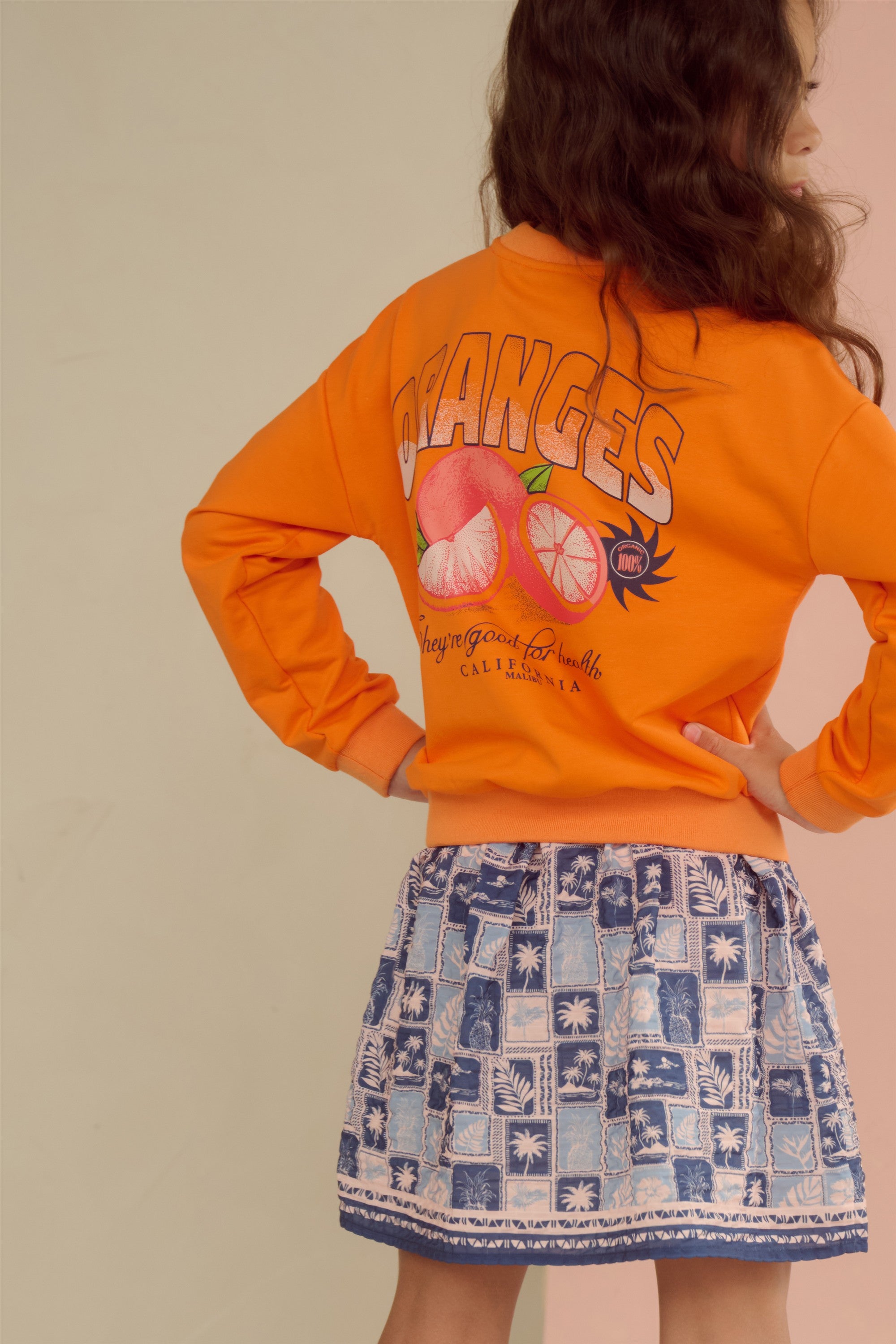 Konono Sweater met Orange rugprint Oranje